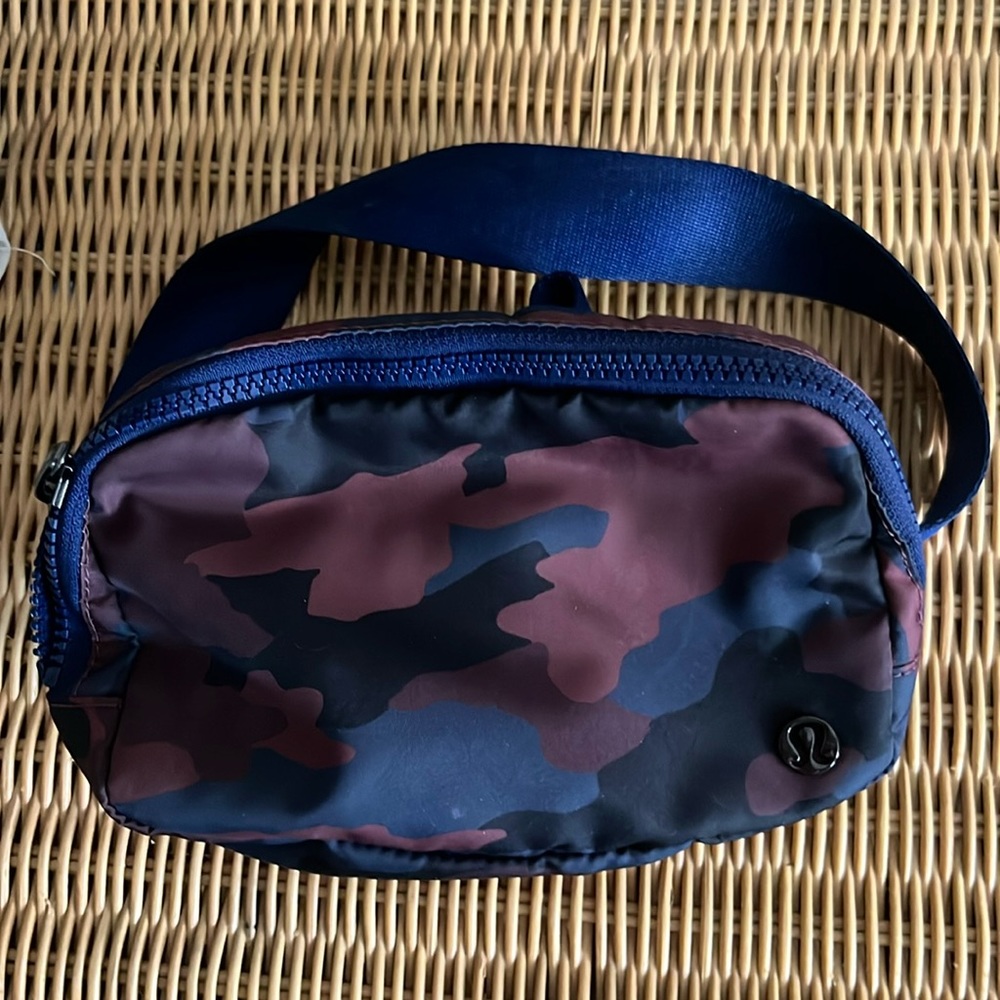 Lululemon Everywhere Belt Bag